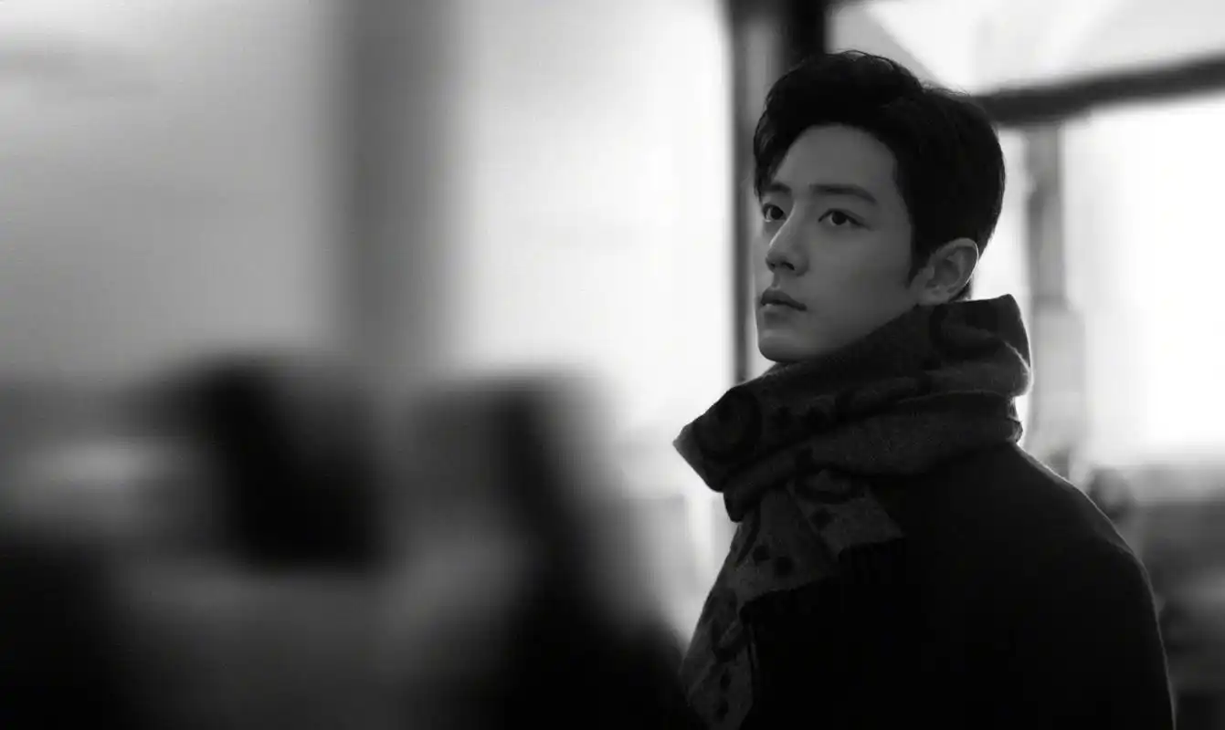 肖战围巾大衣造型#,#肖战体味生活plog# 肖战黑白氛围感随拍1717