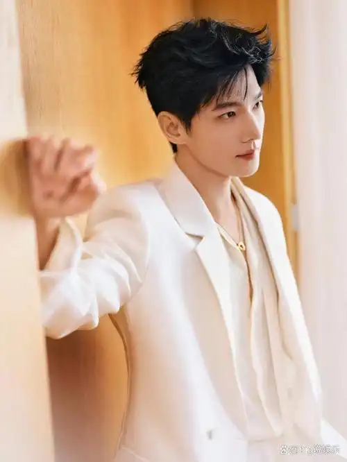 白敬亭:1993年10月15日出生于北京,毕业于首都师范大学音乐学院录音专