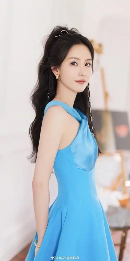 陈都灵蓝色吊带短裙写真