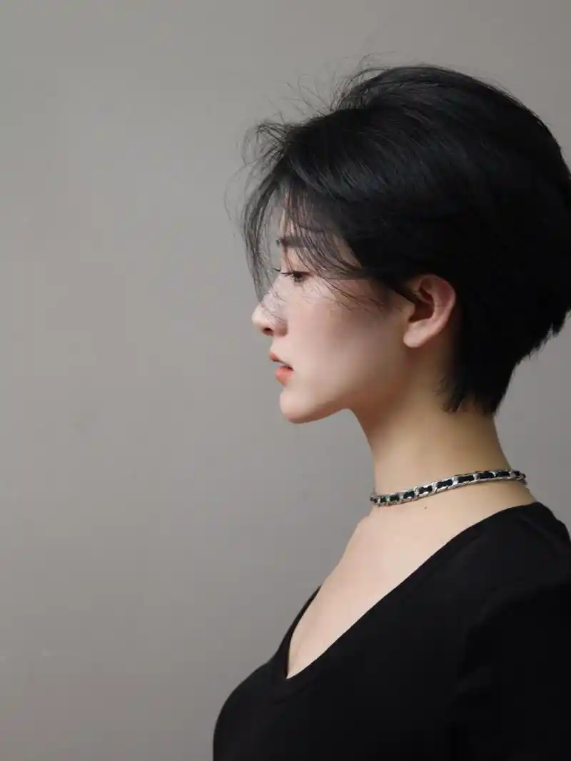 短发 侧脸 都怪你们 天天夸我侧脸好看 害我每次只想侧脸拍哈哈哈哈哈