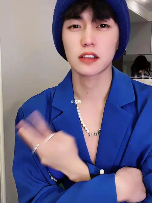 西装嘎嘎帅#帅哥  #余庆伟壁纸  #壁纸  #西装