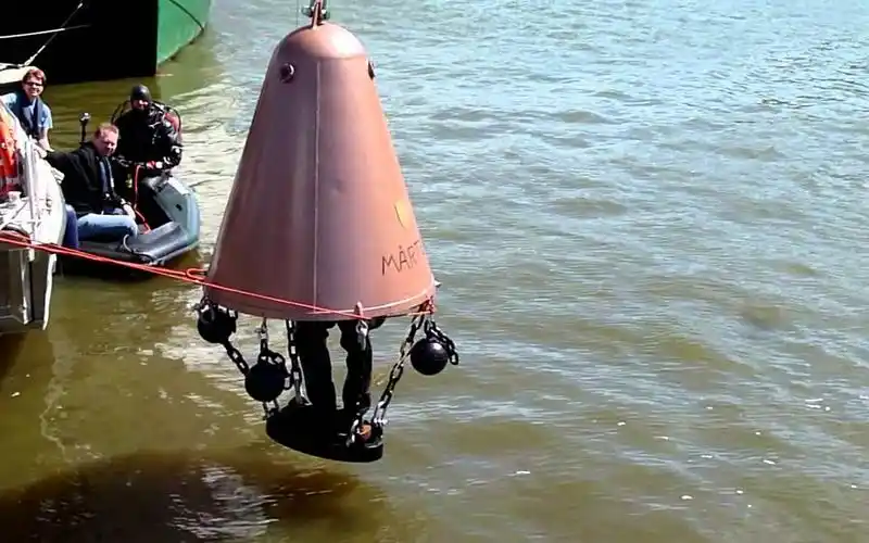 不可思议的潜水钟船,人在水下随便走,连鞋都不会湿