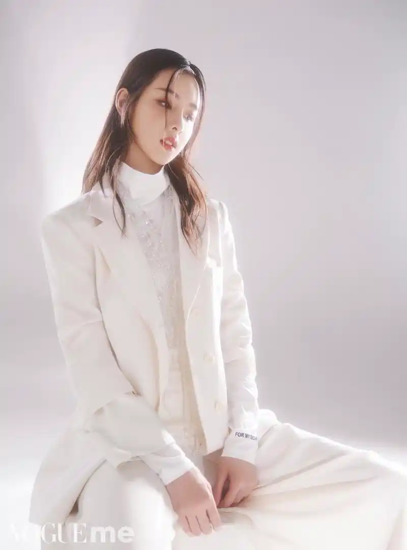 陈都灵最新写真专注聆听内心,清醒且自持