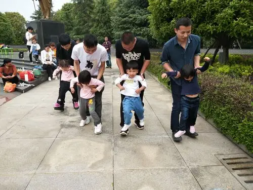 亲子游戏:小脚踩大脚