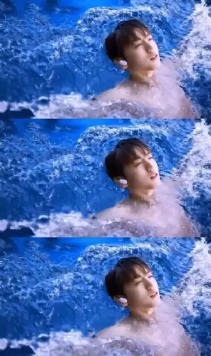 壁纸王俊凯游泳照