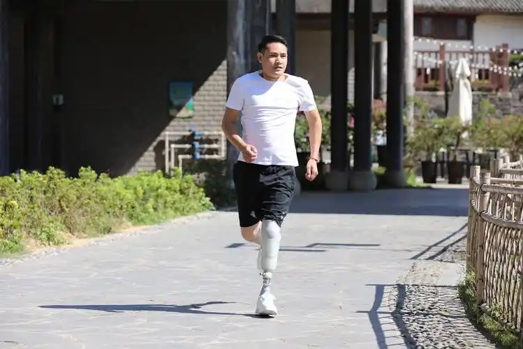 性能好的生活假肢或者是专业的运动假肢,作为一个大腿截肢的患者来说