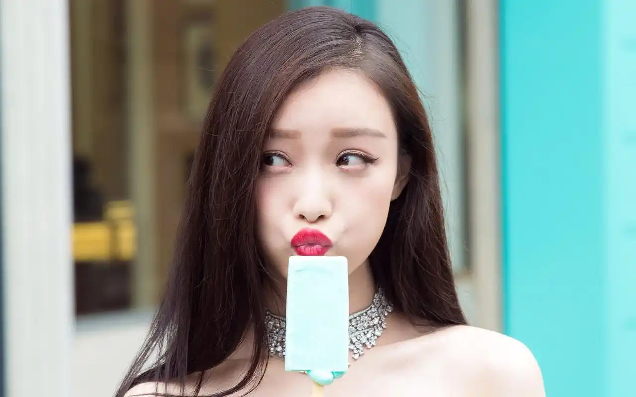 倪妮气质红唇唯美街拍图片桌面壁纸