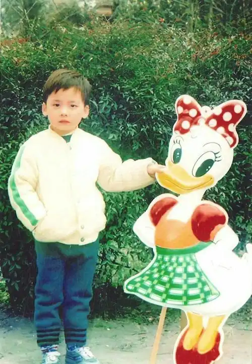 李易峰小时候的发型和耳朵跟嗯哼还是有点像的,感觉也是个奶系的小