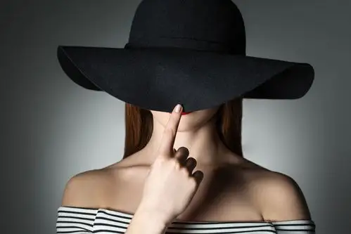 压帽子挡住脸性感女人
