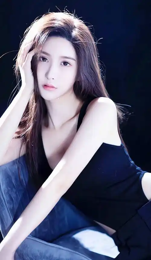 美女写真:精致美女吊带连体衣时尚穿搭写真,长发飘逸气质优雅_照片