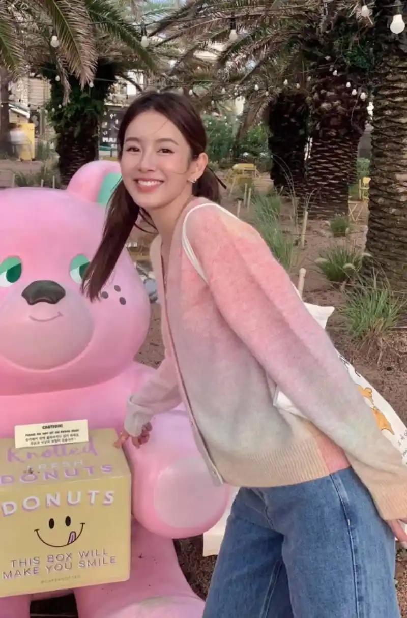 张子萱看完鹿晗演唱会继续晒美照,她的心情不受外界舆论影响,打扮甜美