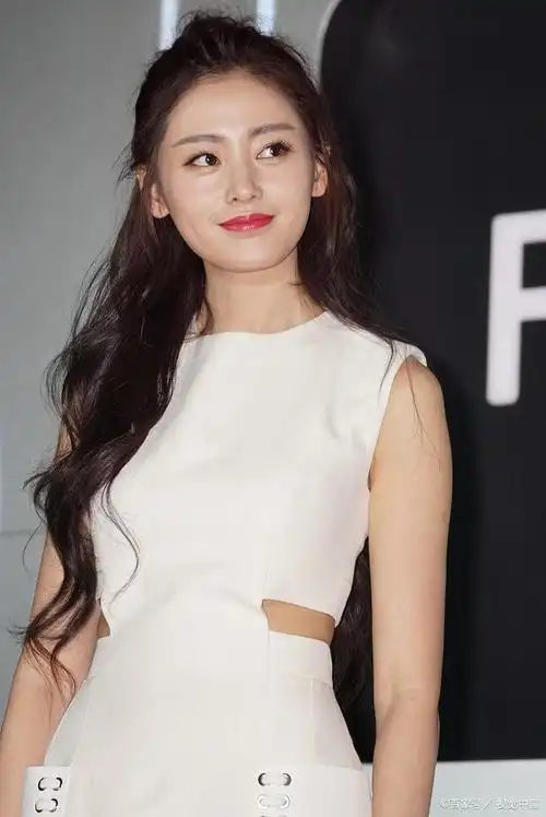 在中国娱乐圈,有许多令人瞩目的明星,其中一位备受瞩目的90后女星,就