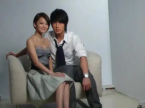 至于圈外绯闻男友sky的照片,网上还没有哦