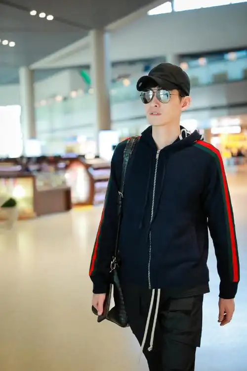 张翰##张翰日常po#上海飞北京机场照,今日份的张先森@张翰参加大学生