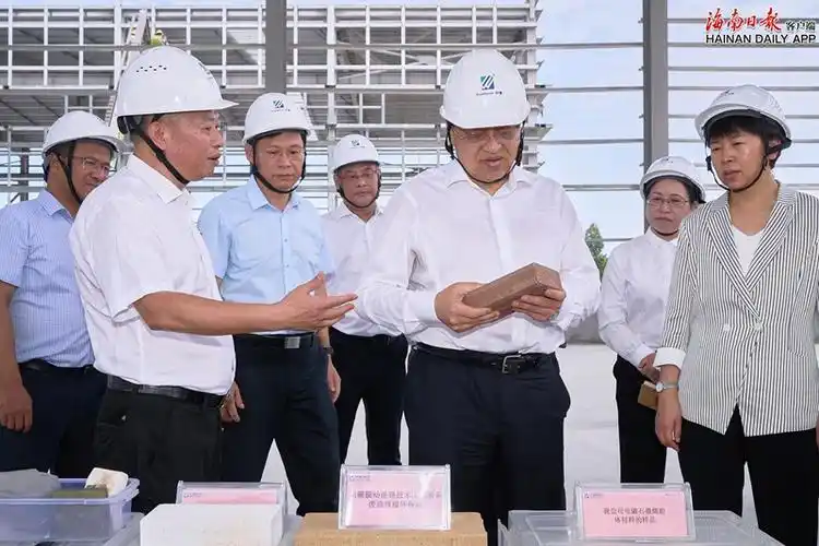 5月17日,省委书记冯飞在昌江黎族自治县调研经济社会发展情况.