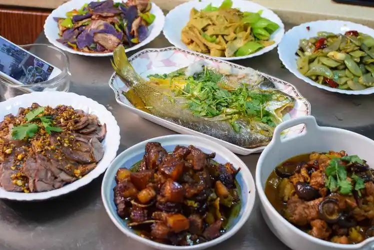 节日朋友小聚,2个小时做一桌菜,家常好吃,全都光盘不浪费