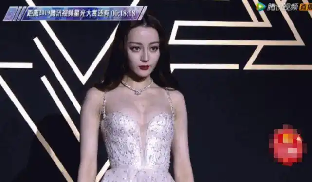 迪丽热巴终于不再捂胸了,态度却180度大转弯,表情冷艳又高