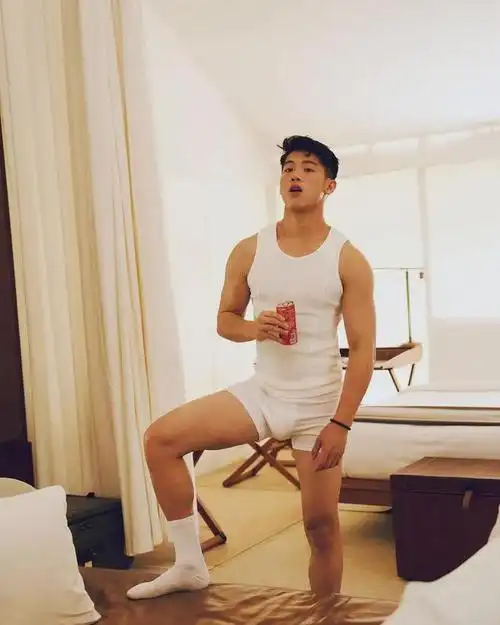 黑皮体育生宿舍穿成这样,大包让人流口水