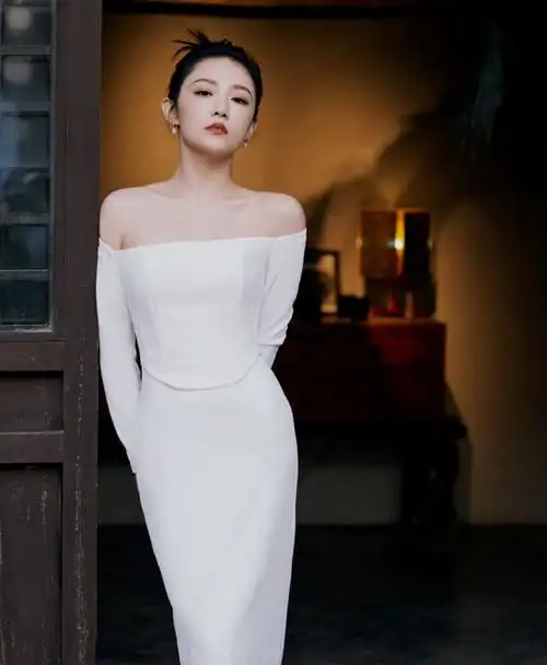 吴佳怡白色抹胸连衣裙优雅写真,清新淡雅,美艳动人!