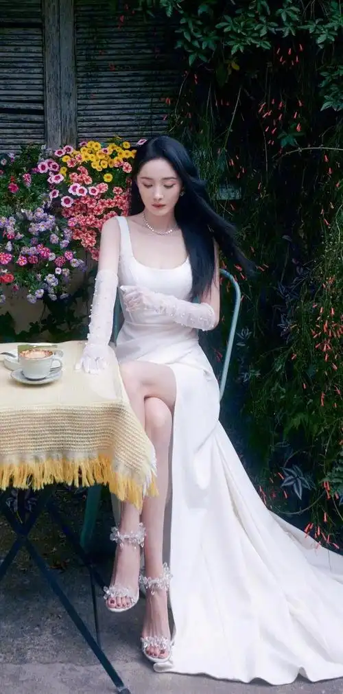 今天我们来了解一下"时尚女王"杨幂到底有多美呢?