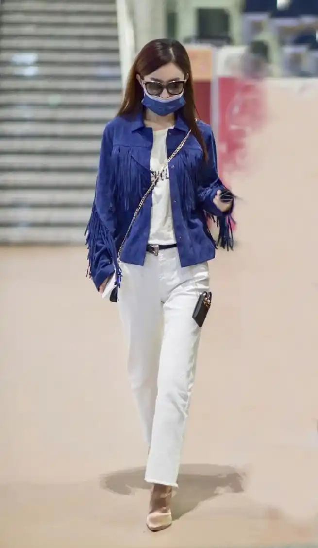 赵丽颖越来越敢穿,裤子上打了一圈洞,大秀腰臀比