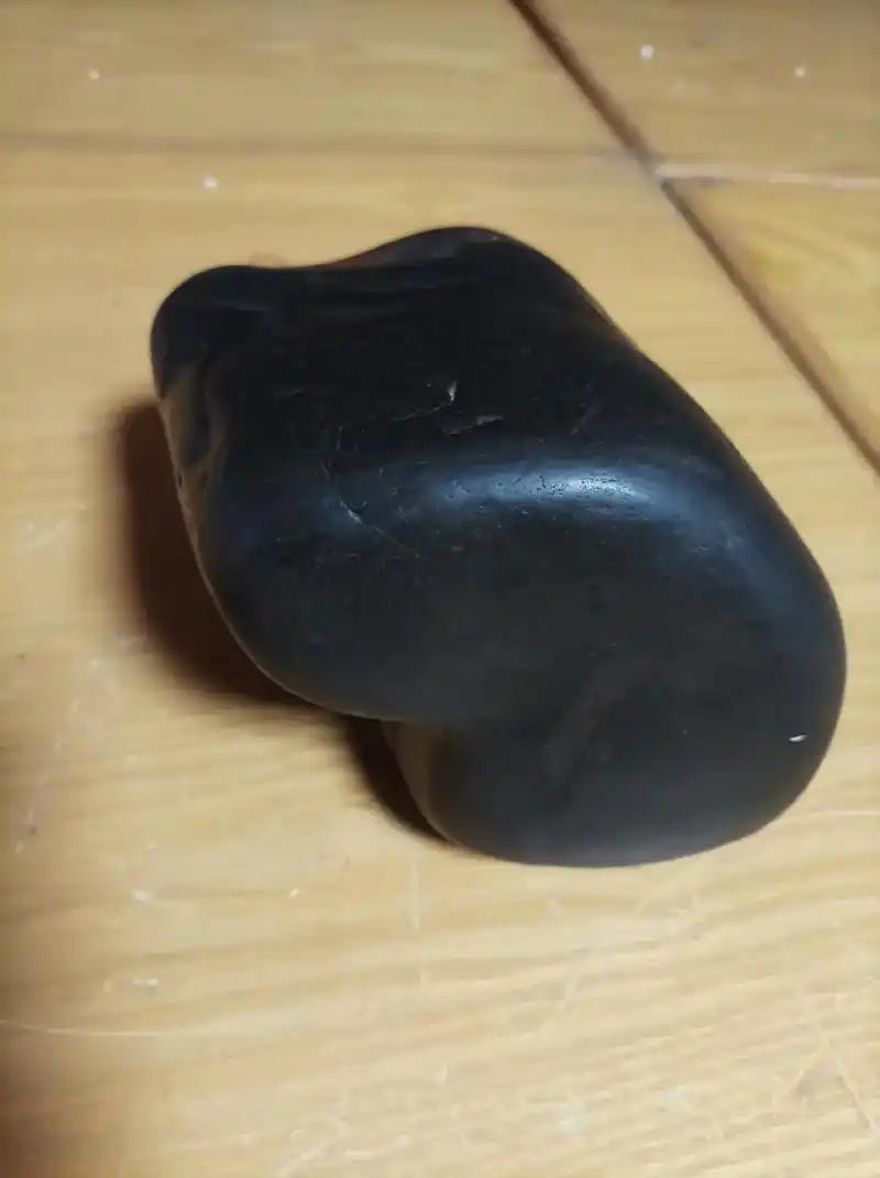 一方黑金石,形似巨大的古式铜锁.它是太平军领袖洪 - 抖音