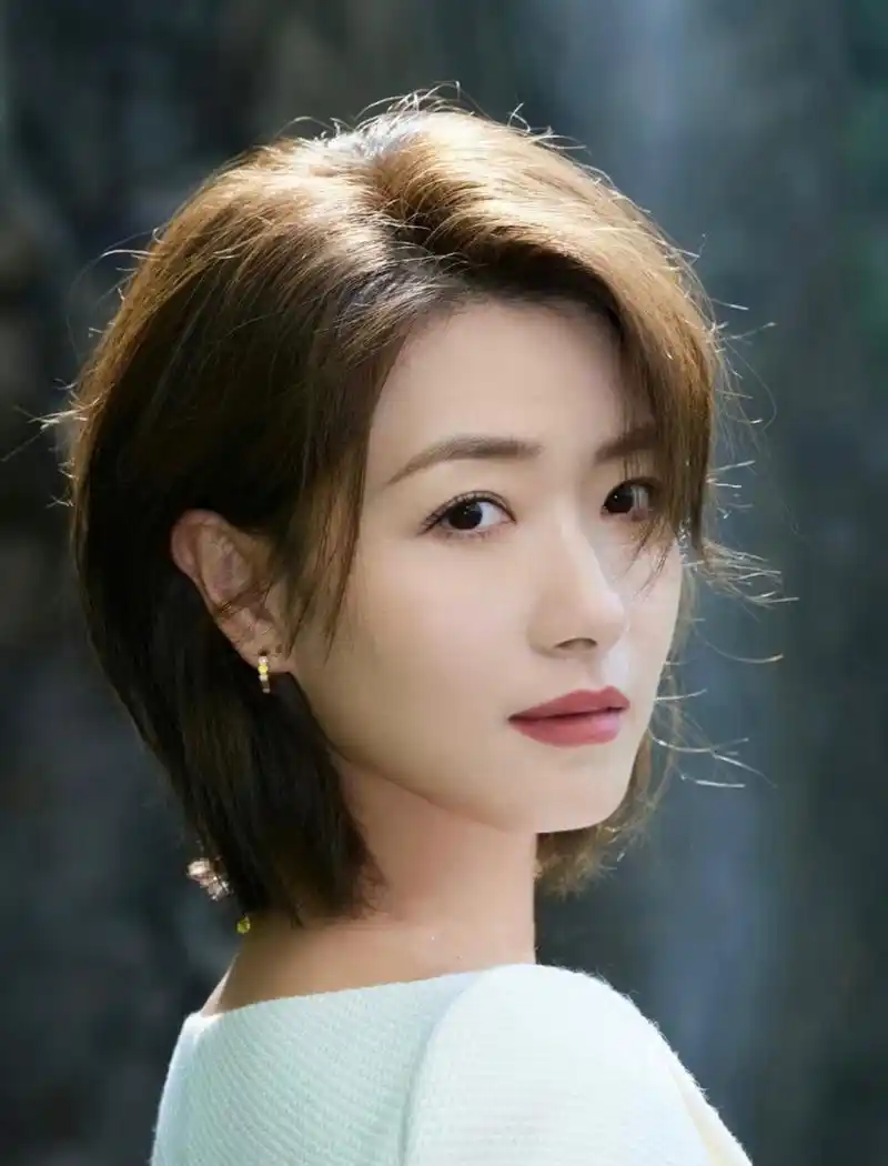 女神万茜短发,精致干练又不失女人味 干练随性的中性风很值得推荐