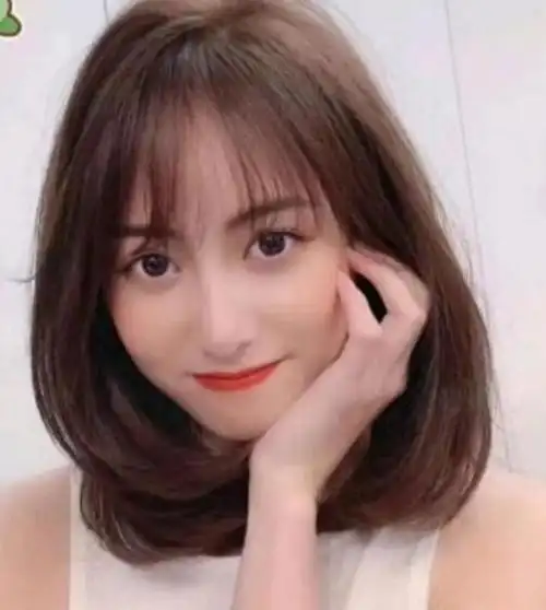 轻薄式的齐刘海式的女生,她的齐肩碎发发型是外翻式的,染发还特别的有