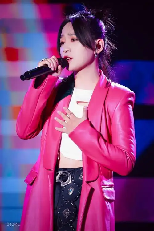 周笔畅女大十八变巡回演唱会