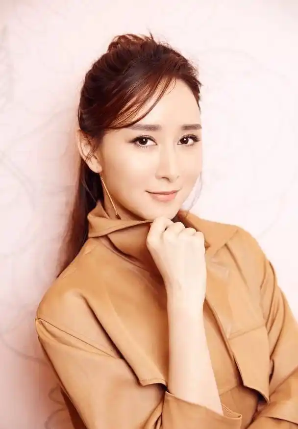 胡静写真曝光惊艳全网,灵动身姿尽显女神气质,完美身材引惊叹连连