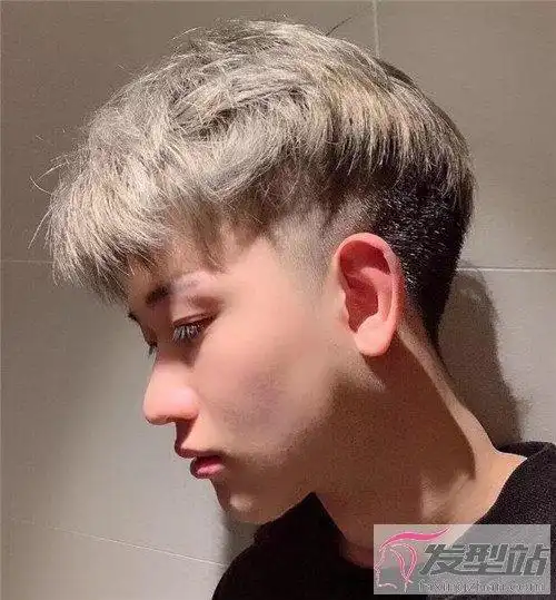 两边掏空发型银灰色染发给人一种雾感朦胧的既视感,头发烫蓬松不服帖