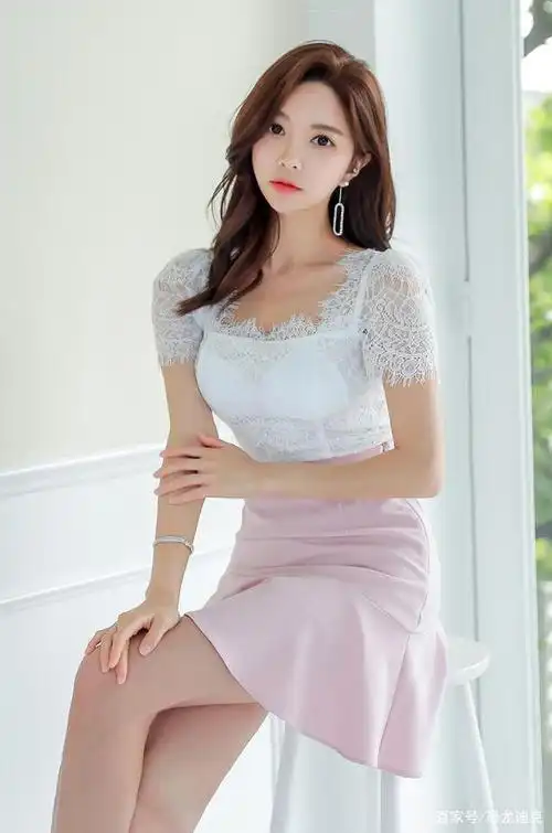 美丽女子,穿上裙装的样子,格外有女人味,而且散发出来一种非常优雅