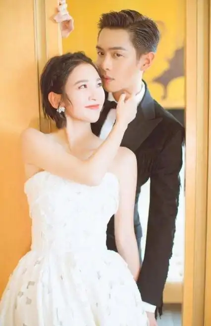 张若昀唐艺昕婚纱照首曝光,伴手礼温馨浪漫充满爱网友:百年好合