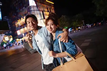 城市模糊夜晚亲密亚洲愉悦夜晚逛街的快乐情侣背景