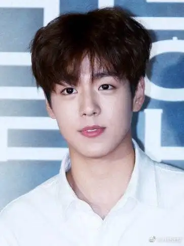 李玹雨也举铁了#早期参演过《隐秘而伟大》的李玹雨今日参加发布会生