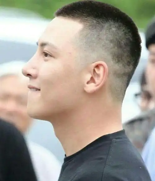 大多数男人都喜欢超简单的寸头,毕竟超短的寸头比较省事,清爽利落好