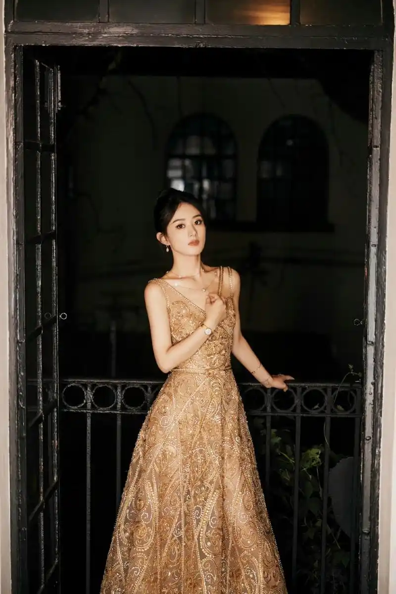 赵丽颖每日行程都是满满的吧,真的好忙呀,赴上海电视节,金色刺绣长裙