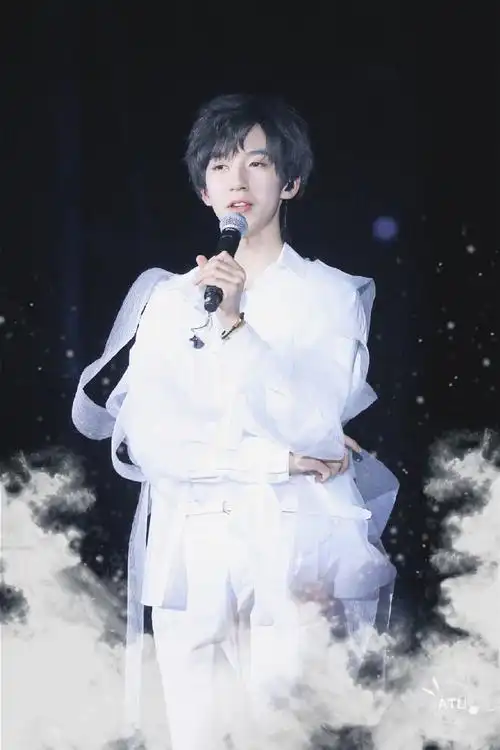 贺峻霖 × 白色系少年,回眸遇见,一眼万年