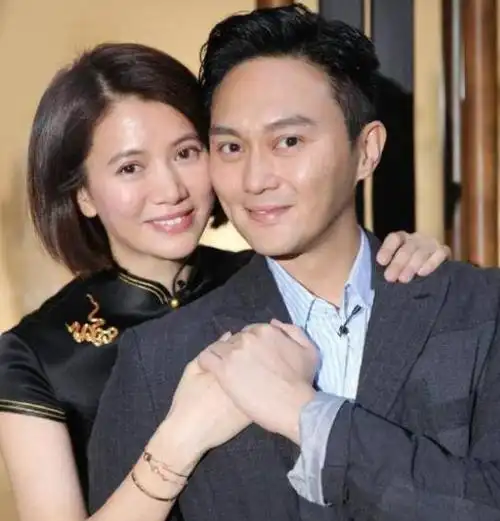 现在仍旧活跃在娱乐圈内,袁咏仪就是其中之一,并且她与老公,都在娱乐