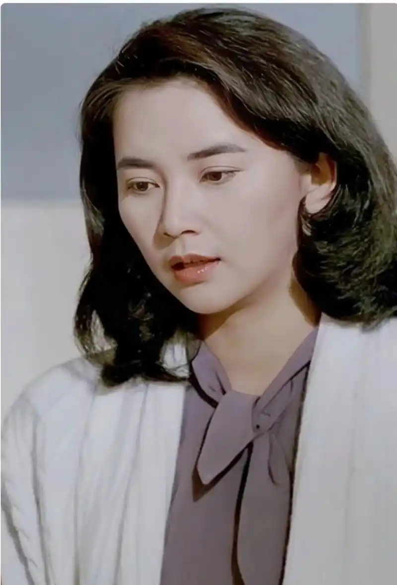 "最美霸王花"胡慧中,端庄优雅,气质独特,御姐范十足