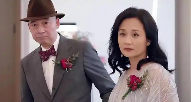 年纪接近60岁的李颖并没有闲置,在去年备受瞩目的电视剧《好事成双》