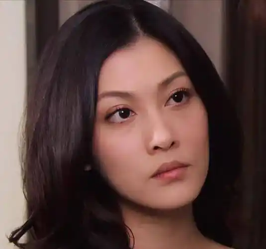 "艾莉"李彩桦高原上玩滑板,一身时尚装显身材,38岁仍如少女_运动_生活