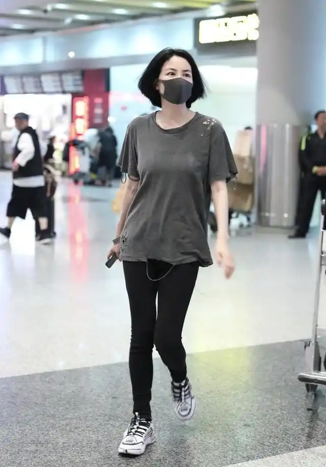 原创51岁王菲身材有多绝?穿t恤紧身裤曲线尽显,难怪谢霆锋倾心