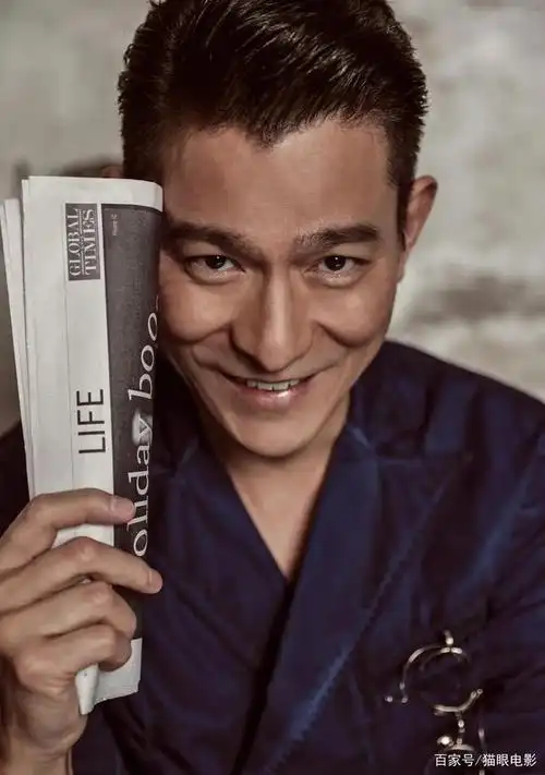 59岁刘德华拍动作戏,往地上用力摔后转身跑开,网友:身手不得了