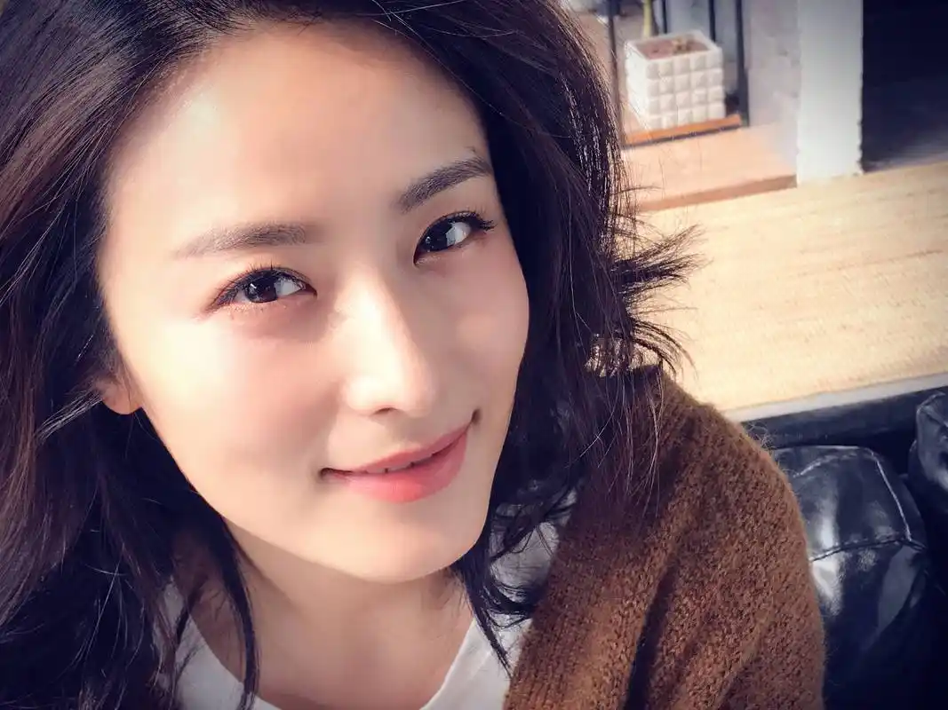 徐百卉晒生活照,优雅迷人,气质冠芳