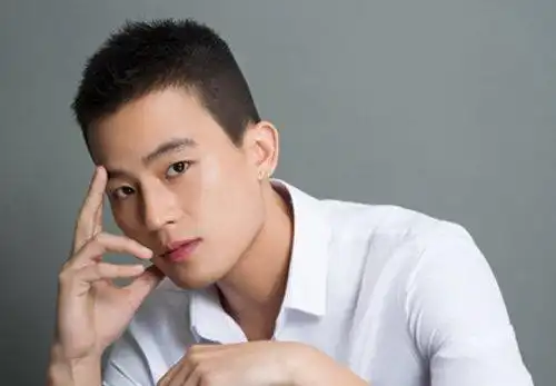 将自己的头发全部剃掉吧,梳2021年大方干净的男生卡尺头发型,让自己