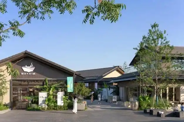 玉鸟飞过良渚屋顶下的文艺天空丨杭州 良渚文化村玉鸟集