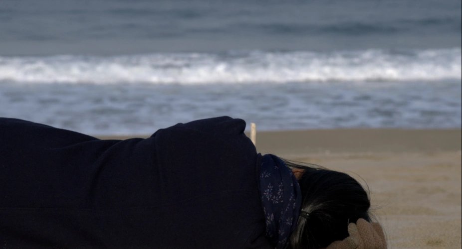 独自在夜晚的海边