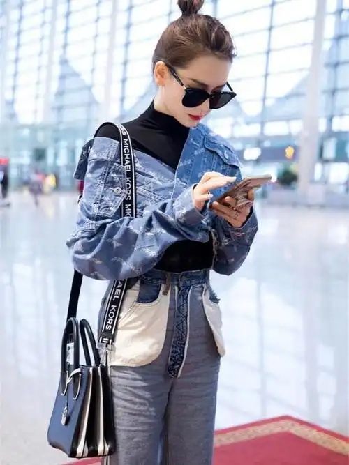 35岁戚薇牛仔裤反着穿出奇的时髦,非常新颖,是一种新的美感高度