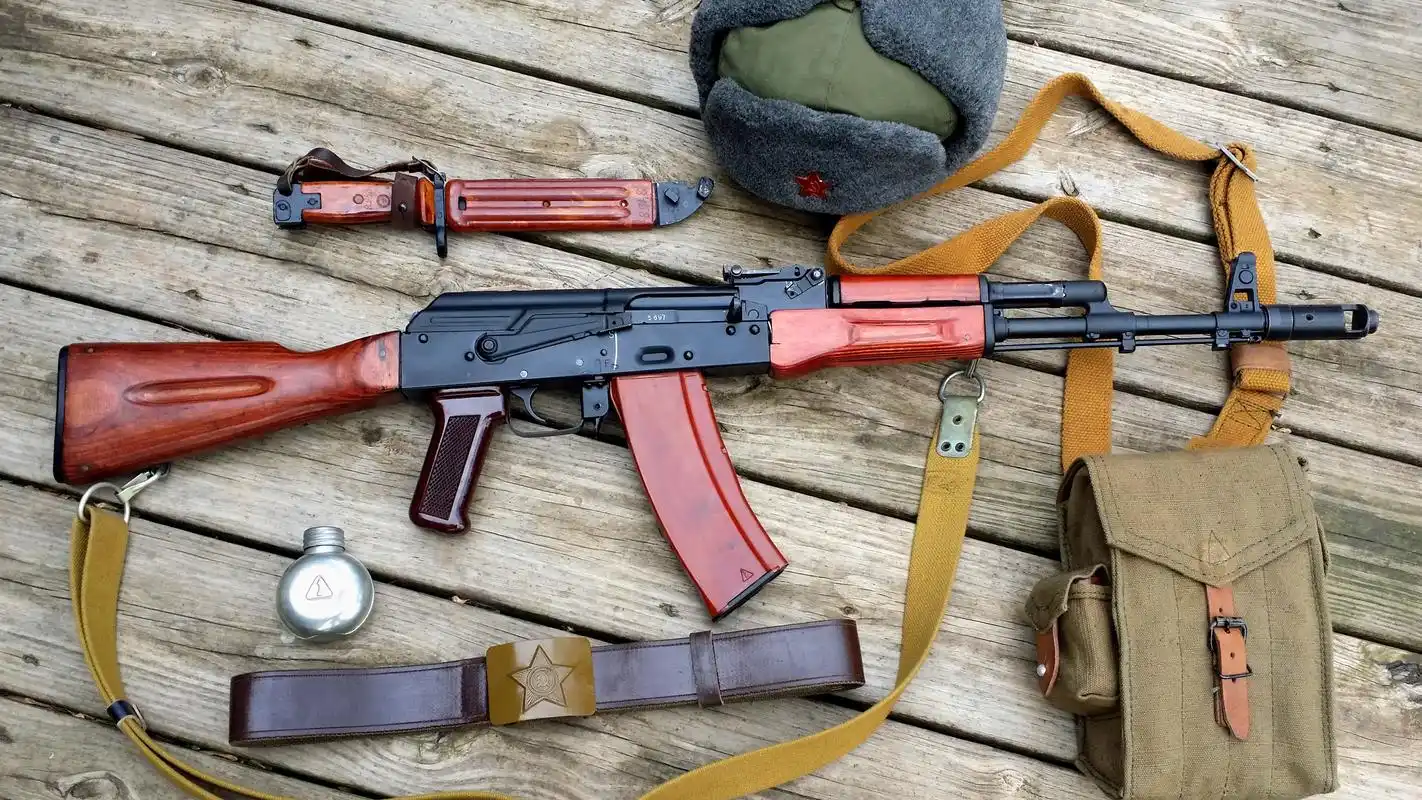 壁纸ak47步枪,帽子,刺刀,包 3840x2160 uhd 4k 高清壁纸, 图片, 照片